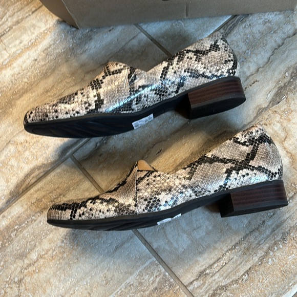 NWT Clarks Sz 9 Taupe Snake Slip Ons - Picture 3 of 5